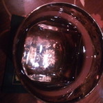 バー クラスター - グラスの底が透けて見える澄んだ透明角氷。水晶の形みたいに成形