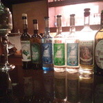 バー クラスター - 並べられるアブサンの数々