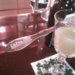 バー クラスター - アブサン専用のスプーン。上に角砂糖を乗せて、水を垂らす。