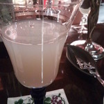 バー クラスター - 角砂糖を落とし入れたら、よく混ぜましょう。