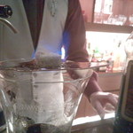 バー クラスター - 角砂糖に火を着けて、水で消火し、アブサンに落とし込む飲み方。