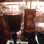 バー クラスター - これは水を入れても白濁しないアブサン。