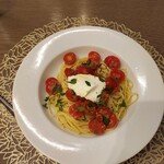 テラットリアエッフェ - チェリートマトのケッカソースとクリームチーズの茹であげスパゲッティー