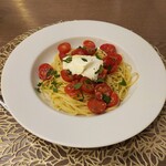 テラットリアエッフェ - チェリートマトのケッカソースとクリームチーズの茹であげスパゲッティー