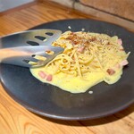 YOSHIZO - ・暑くても食べたいカルボナーラ
                        卵とチーズの濃厚な風味がありながらもあっさり頂けて摩訶不思議。
                        タリオリーニだと思われる細平パスタは絶妙な茹で加減。
                        アルデンテを保つ時間が長く歯切れ良く美味。