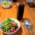 YOSHIZO - ・サラダ
                        フライドオニオン＆ガーリックの食感と香りが食欲をそそる。
                        酸味と旨みの強いドレッシングに友人が感動し、スタッフさんにレシピを乞うも「シェフ特製で色々擦りおろしているんです…」と全貌は不明。