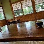 松乃家 - 1番テーブルの後ろの壁にもたれて東大通りのカエデ並木や道ゆく学生たちを眺める