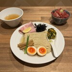 酒肴場 屯 - 【限定】冷やし塩つけ麺（がごめ昆布水×煮干出汁）¥1400、【本日限定】大間まぐろ漬け丼¥500