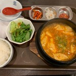コリアンダイニング 李朝園 - ランチセット 赤いスンドゥブチゲセット980円(税込)