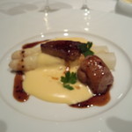 メゾン ポール・ボキューズ - リー・ド・ヴォーとフォアグラのポワレ　ホワイトアスパラガス添え
      ムースリーヌと黒トリュフのアクセント