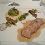 メゾン ポール・ボキューズ - スペイン産仔豚のロースト　春キャベツに包まれた頬肉とマッシュルーム
      季節野菜のジャルディニエール風と共に