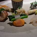 わいん - 前菜のアップ。真ん中は菜の花寿司