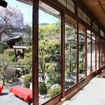 長島 - 斜めから見るとガラスが波打って見えます。<2014.04>