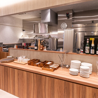 開放感溢れる店内でリラックス。シェフの調理風景も楽しめる！