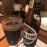 ギョーザ＆ビール541+ - 瓶に値段が書いてます。