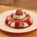 フルーツパーラー・アース - いちごアラモード(11〜5月)