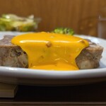 キッチン ブルー グローブ - 横から、チーズソースが流れ出る