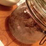 浪花ろばた 頂鯛 - お通しの車海老。生きてるので氷で〆ます。