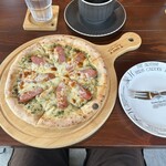 アリエッタ - バジルソーセージのピザ、ホットコーヒー