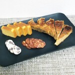 キュルノンチュエ - 他のおつまみと共に