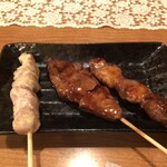 やき鳥かねまる - とりもも串（100円）、レバー（100円）、かしら（100円）