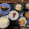 めしや 輪 - ごはん、あら炊きと、小鉢の一部