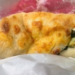 リヨンセレブ - 名前忘れましたが、チーズとほうれん草の入った250円でした。こちらもクリームチーズがたっぷり入ってました。