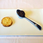 ル ボークープ - ベーコンとチーズのクッキーとブーダンノワール、リンゴソース