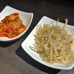 炭火焼肉 焼きしゃぶ にく式 - キムチとナムル、口直しに重宝します