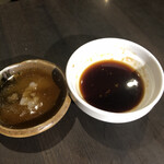 炭火焼肉 焼きしゃぶ にく式 - 胡麻塩たれとニンニク醤油