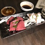 炭火焼肉 焼きしゃぶ にく式 - 新鮮なガツとハツの刺身