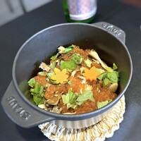 日本料理 TOBIUME - ◆瑞穗「山装う」・・真名鰹、いくら、占地、舞茸 このメニュー名、いいですね。「山装う」という言葉を思いつく料理長さんの博識に感心しました。 ＊女将さんが蓋を取られると「マァ美しい」。秋の山の情景が浮かびますね。 下には「落ち葉拾い」ならぬ白身の高級魚「真名鰹」が隠れんぼしています。