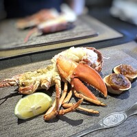 日本料理 TOBIUME - ◆大地「幻の黒」・・ブルターニュ産オマール、無花果（幻の品） 先ほどのオマール様が炭火焼きで登場です。素晴らしいお姿に見惚れますね。(* ´ ▽ ` *)