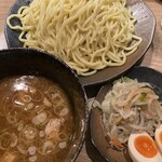 つけ麺屋 ごんろく - つけ麺大盛り+お得な3種トッピング（撮影用に記載内容と食べ方を変えています）