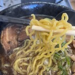 らーめん かず屋 - 鶏ガラ正油らーめんの麺をアップで