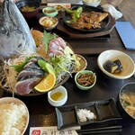 西村商店 - 鰹のタタキと刺身定食　全体