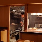 伯雲 - 炭火で何か炙ってます。