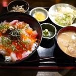 Genshisumiyaki Iroriya - 海鮮ばらちらし丼 1000円。具沢山とん汁に変更 100円。