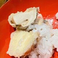 江戸前晋作 - 上田産の松茸は天バラ仕上げで。もうね、ゴロゴロしておりました。やはり香りが最高。ブータンもカナダも良いけれど、香りの良さはお値段に比例するのかな\(//∇//)\