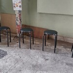 奈つやの中華そば - 屋根のある待合席