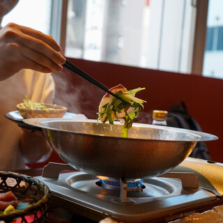 新鮮な魚をしゃぶしゃぶとお刺身で。旬を味わう逸品に舌鼓