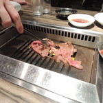 焼肉 ジャンボ - スタッフが焼いてくれます