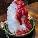 茶屋 イツカ - いちごミルクかき氷（900円+白玉200円）　自家製のいちごソースは酸味たっぷり　白く見える方にはミルクがかかっています　白玉をトッピングしました　ふわふわの氷で転倒注意の盛り盛りです
