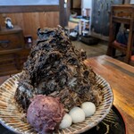 茶屋 イツカ - ほうじ茶かき氷　あんこと白玉がのっていて1200円税込　ほうじ茶のソースが、驚きの濃さです　ほうじ茶好きならオススメの一品です