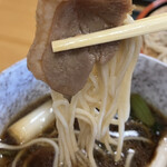 水車家 - 鴨汁は熱々。ネギだけじゃなく、ごぼうなども入ってました