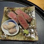 いち井 - ステーキ、茹でピーナッツ