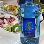 俵や - 周りの皆さんに倣って木挽ブルーをいただきました。ボトルの色の通りにすっきりした味わい