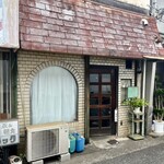 喫茶＆軽食 ラック - 事前情報がなければ、まず扉を開けないと思います。