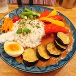 CLOVE - タマネギ丸ごとカレー、ナス、パプリカ、アスパラトッピング