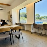 with dog coffee - 店内